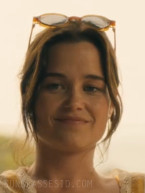 Sarah Catherine Hook wears L.G.R Reunion Carnet de Voyage sunglasses in The White Lotus Season 3, Episode 2.