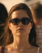 Sarah Catherine Hook wears L.G.R Zanzibar sunglasses in Episode 4 of The White Lotus Season 3.