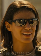 Laysla de Oliveira wears Oakley OO9188 SI Flak 2.0 sunglasses in the series Lioness (2024).