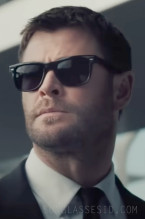 Chris Hemsworth wears a pair of Oliver Peoples Oliver Sun sunglasses in the movie Crime 101.