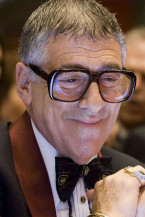 Elliott Gould as Rueben wears Preciosa Goliath eyeglasses in the Ocean's Eleven movie franchise.