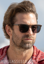 Scott Speedman wears Ray-Ban RB2210 sunglasses in the ABC series R.J. Decker.
