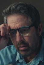 Ray Romano wears Ray-Ban RB4471 Iris glasses in the Netflix series No Good Deed.