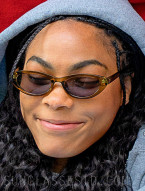 Bella Murphy wears SA106 green cat-eye sunglasses in the Netflix movie Roommates.