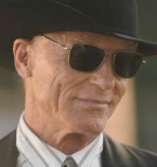 Ed Harris wears a pair of square aviator sunglasses in the series Dutton Ranch (2026).