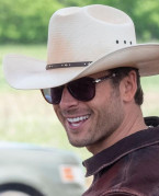 Glen Powell wears the famous Persol 714 folding sunglasses in the movie Twisters (2024).