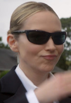 Beth Riesgraf wears Ray-Ban RB4089 Balorama sunglasses in Season 3 of the series Leverage Redemption.