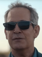 The sunglasses Tom Hollander wears in The Iris Affair (2025) have not yet been identified.