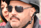 It looks like Kevin James is wearing Panama Jack Silver Metal Smoke Mirror Aviator sunglasses in the movie Solo Mio.