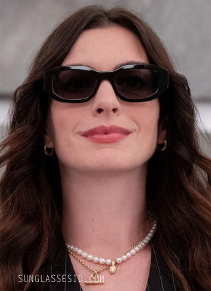 Anne Hathaway wears L.G.R Karthoum sunglasses in the movie The Devil Wears Prada 2.