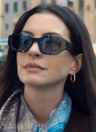 Anne Hathaway wears L.G.R Karthoum sunglasses in the movie The Devil Wears Prada 2