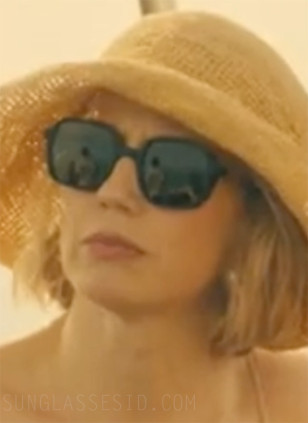 Carrie Coon wears L.G.R Manda Explorer sunglasses in The White Lotus Season 3, Episode 1