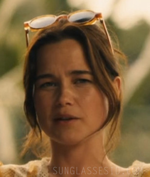 Sarah Catherine Hook wears L.G.R Reunion Carnet de Voyage sunglasses in The White Lotus Season 3, Episode 2.