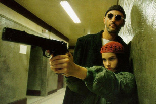 Jean Reno wears round sunglasses in Léon: The Professional.