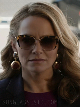 Becki Newton wears Miu Miu SMU 52Q sunglasses in Episode 5 of Season 4 of The Lincoln Lawyer.