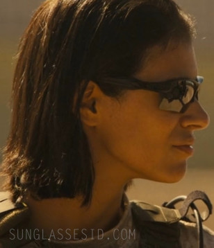 Laysla de Oliveira wears black Oakley OO9188 SI Flak 2.0 sunglasses in Lioness.
