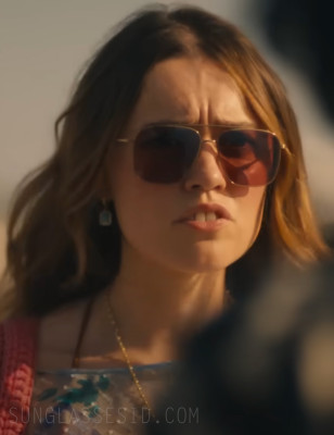 Aimee Lou Wood as Chelsea wears Oliver Peoples Dresner OV1320ST aviator sunglasses in The White Lotus Season 3 Episode 4.