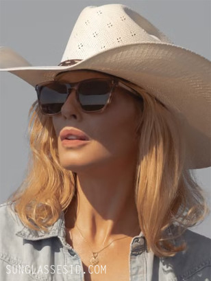 Kelly Reilly wears Oliver Peoples OV5449SU Lynes sunglasses in Dutton Ranch.