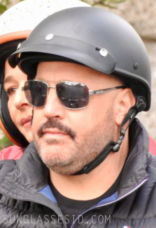 It looks like Kevin James is wearing Panama Jack Silver Metal Smoke Mirror Aviator sunglasses in the movie Solo Mio.