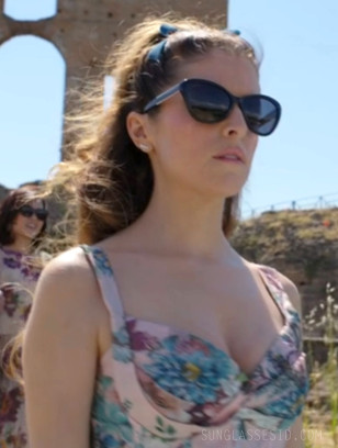 Anna Kendrick wears Privé Rivaux Hepburn sunglasses in the movie Another Simple Favor