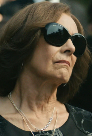 Laurie Metcalf wears Ray-Ban Jackie Oh II RB4098 sunglasses in the comedy series Big Mistakes.