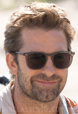 Scott Speedman wears Ray-Ban RB2210 sunglasses in R.J. Decker.