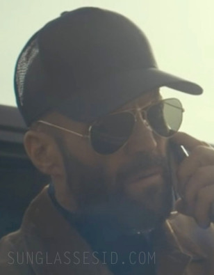 Jason Statham wears Ray-Ban RB3025 Aviator sunglasses in The Beekeeper.