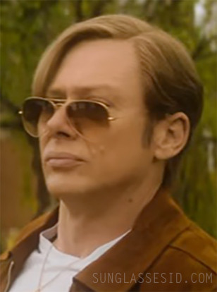 Jimmi Simpson wears Ray-Ban RB3025 Aviator Classic sunglasses in Black Mirror Season 7.