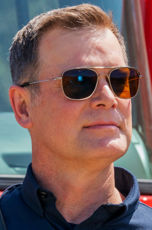 Peter Krause as Bobby wears Vuarnet VL1813 aviator sunglasses in the series 911.