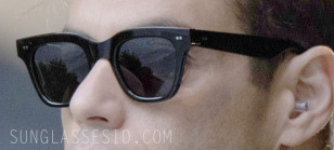 In this enhanced close-up we can see the details of the glasses match the Monokel Ellis model.